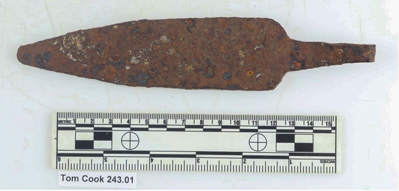 plan view photo of rusty clinching bar with scale bar below