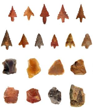 photo of arrow points and gunflints found at Pine Tree Mound.