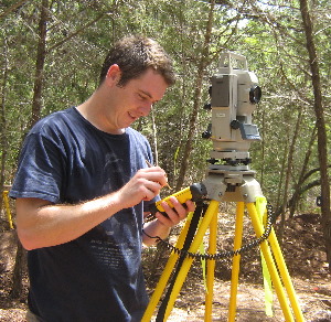 photo of archeologist Rob Thrift is using an electronic total data station