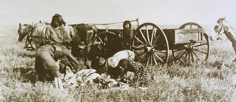 Kiowa women cut up governemnt-issued beef
